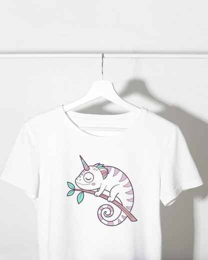 T-shirt blanc avec un caméléon licorne pastel sur un monde imaginaire fantaisiste
