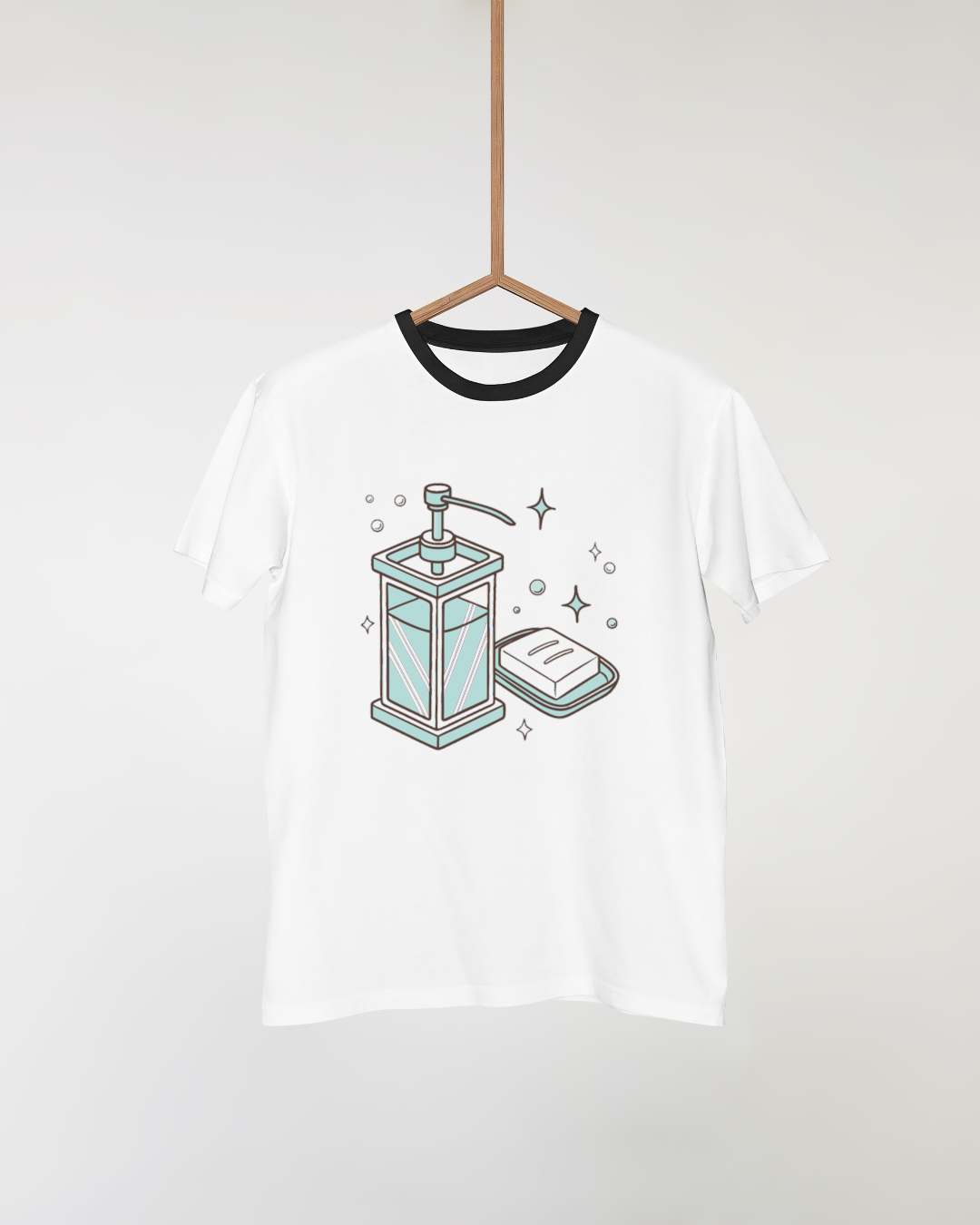 T-shirt avec élégant distributeur de savon affiché en décoration moderne et stylée
