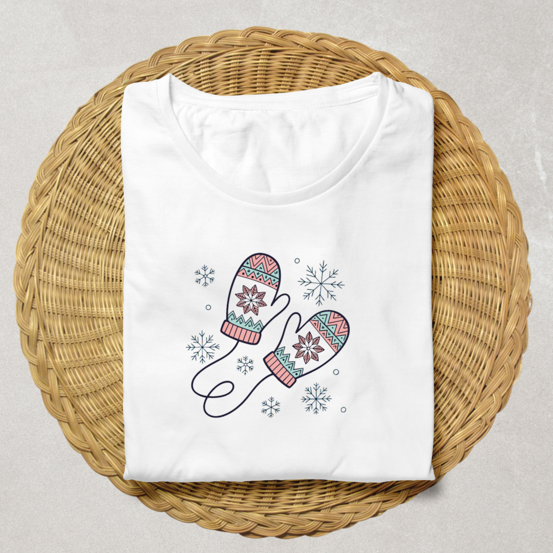 T-shirt hivernal orné de moufles rétro et flocons pastel ambiance douce et cosy