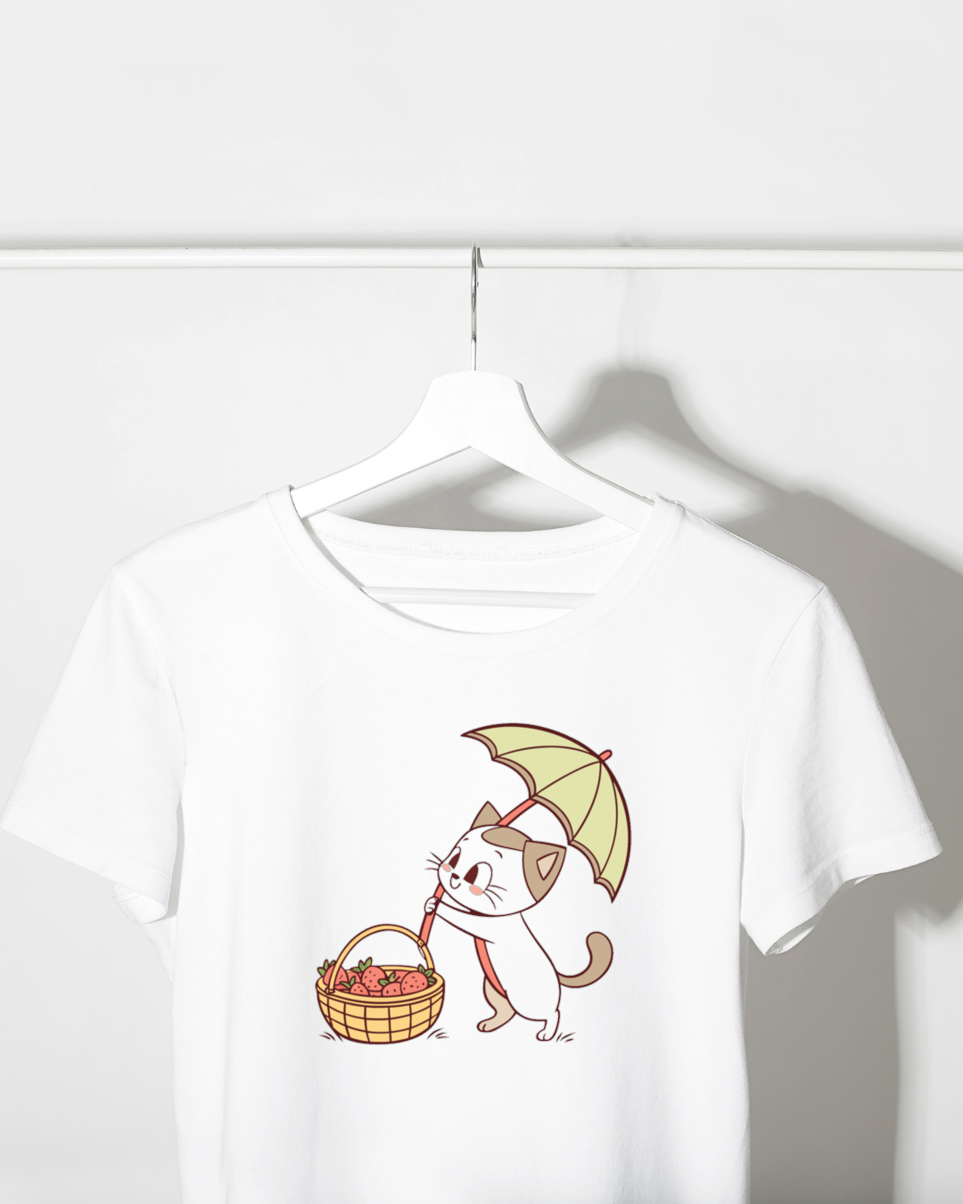 T-shirt avec chat kawaii sous parapluie dans un style amusant et coloré