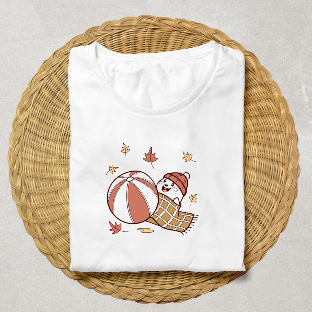 T-shirt avec écureuil souriant tenant ballon sur fond automnal minimaliste