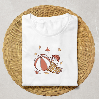 T-shirt avec écureuil souriant tenant ballon sur fond automnal minimaliste