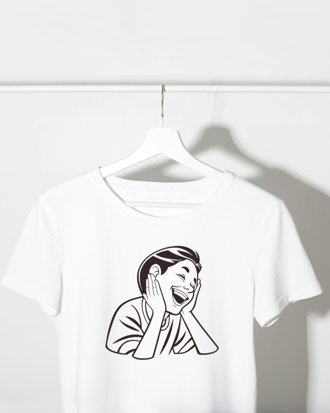 Un t-shirt avec un dessin amusant de sourire éclatant pour un look décontracté