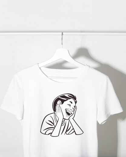 Un t-shirt avec un dessin amusant de sourire éclatant pour un look décontracté