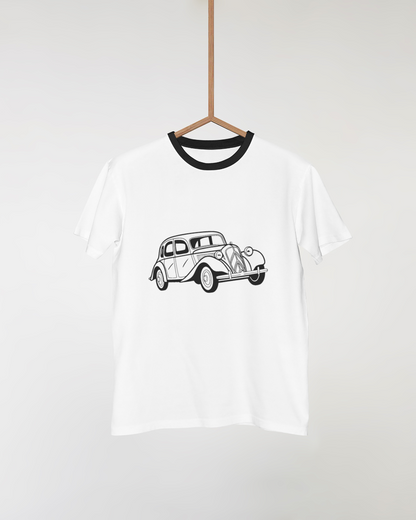 Visuel d'une Citroën vintage en illustration sur t-shirt, style rétro, Illustration vectorielle de Citroën Traction Avant, utilisable pour déco, Sticker Citroën vintage avec design nostalgique, parfait pour véhicules, Cadre décoratif avec illustration rétro de Citroën, ambiance vintage, Mug personnalisé avec image Citroën ancienne, idéal pour cadeau