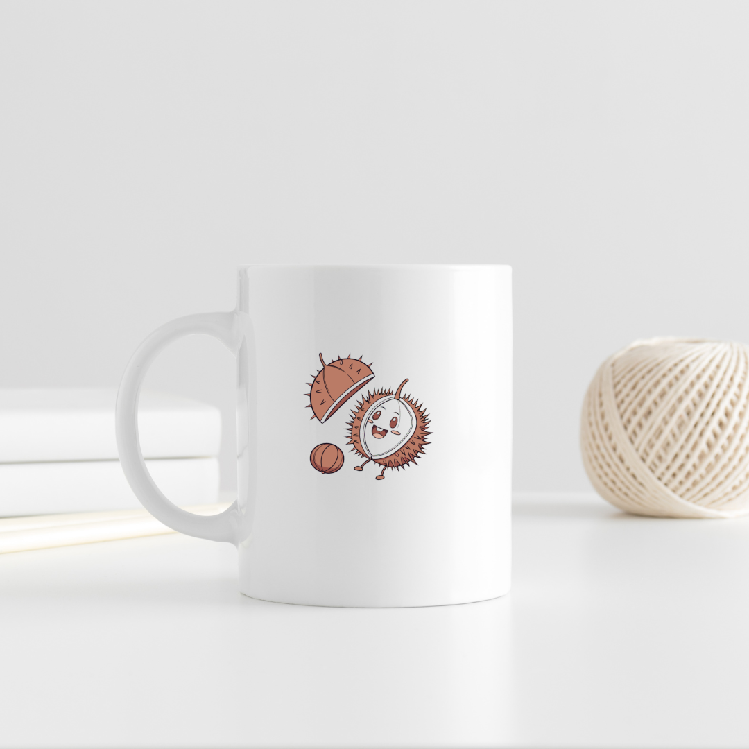 Mug décoré d'un adorable marron kawaii souriant, parfait pour la saison automnale