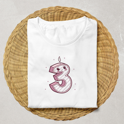 T-shirt avec motif bougie kawaii, style unique pour anniversaire.