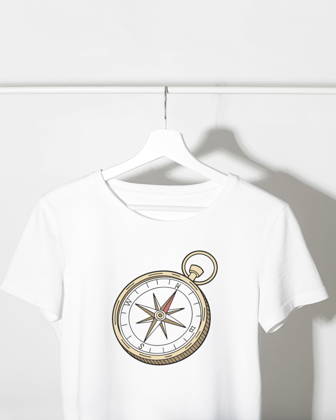 T-shirt avec boussole vintage en style doodle captivant
