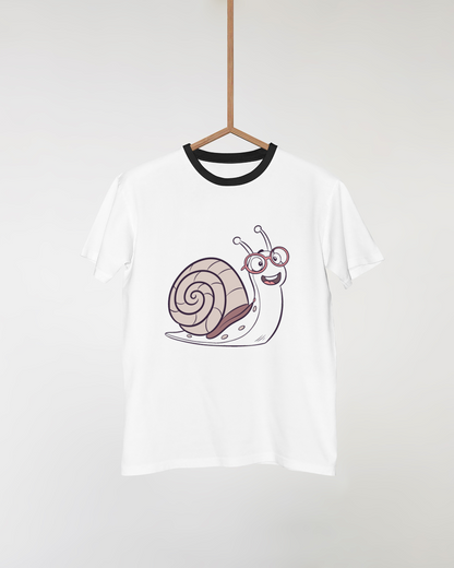 T-shirt avec escargot souriant portant des lunettes illustration enfantine charmante