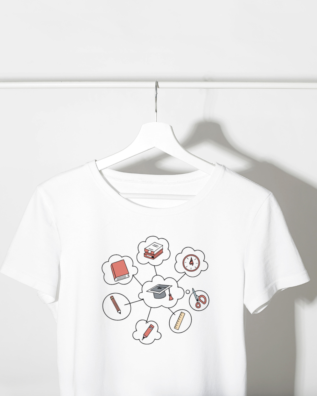 T-shirt éducatif avec dessin doodle nuages dans un style créatif et studieux