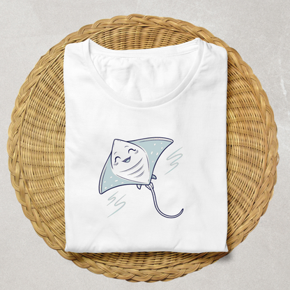 T-shirt amusant avec une raie souriante dans un style vectoriel océanique ludique