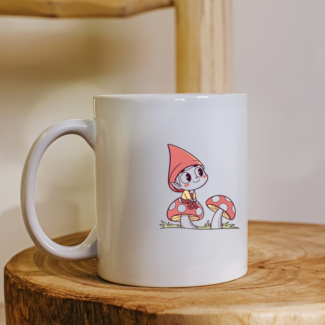 Mug orné d’un lutin rêveur sur un champignon dans un décor féerique cartoon
