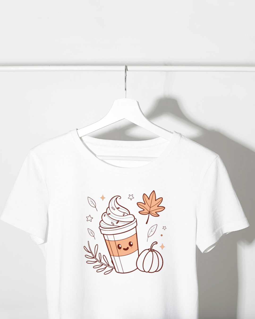 T-shirt moderne avec motif latte souriant au style automnal chaleureux