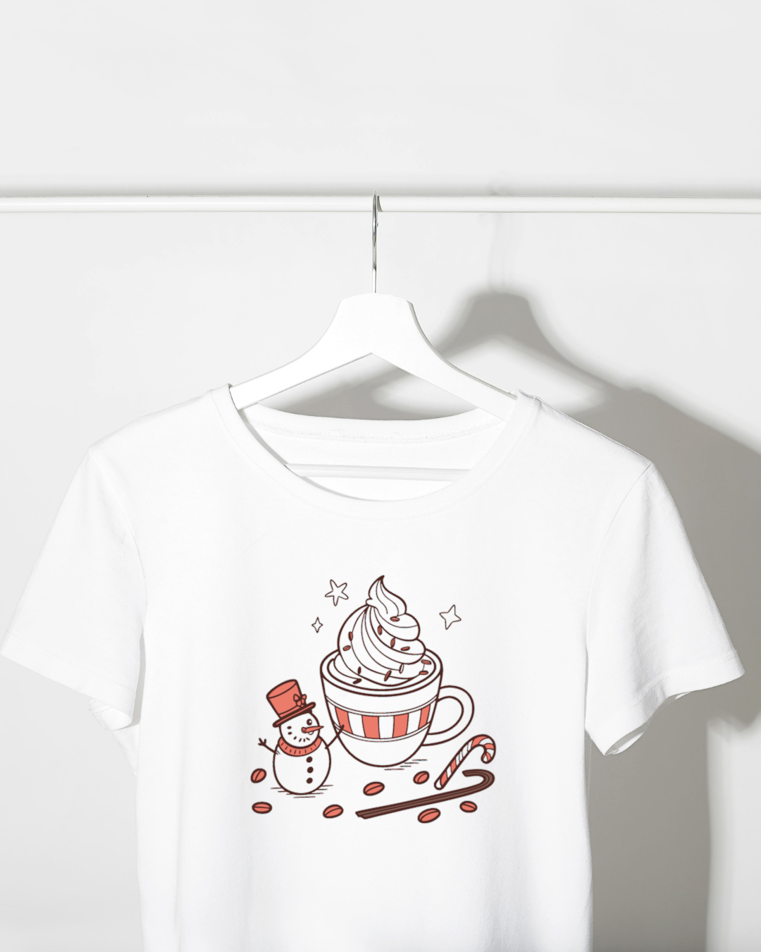 T-shirt festif avec un adorable bonhomme de neige câlinant une tasse de chocolat chaud