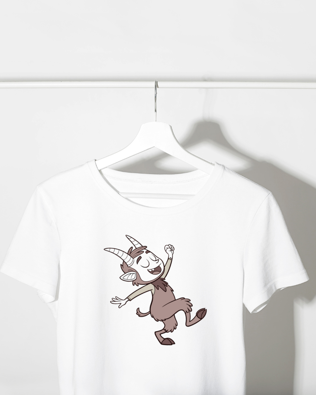 T-shirt festif affichant un satyre dansant en style cartoon vectoriel vibrant