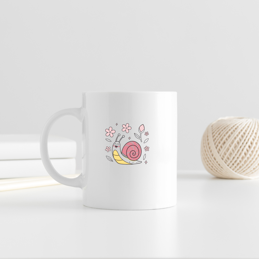 Mug avec escargot joyeux et fleurs aux tons pastel pour un printemps fleuri