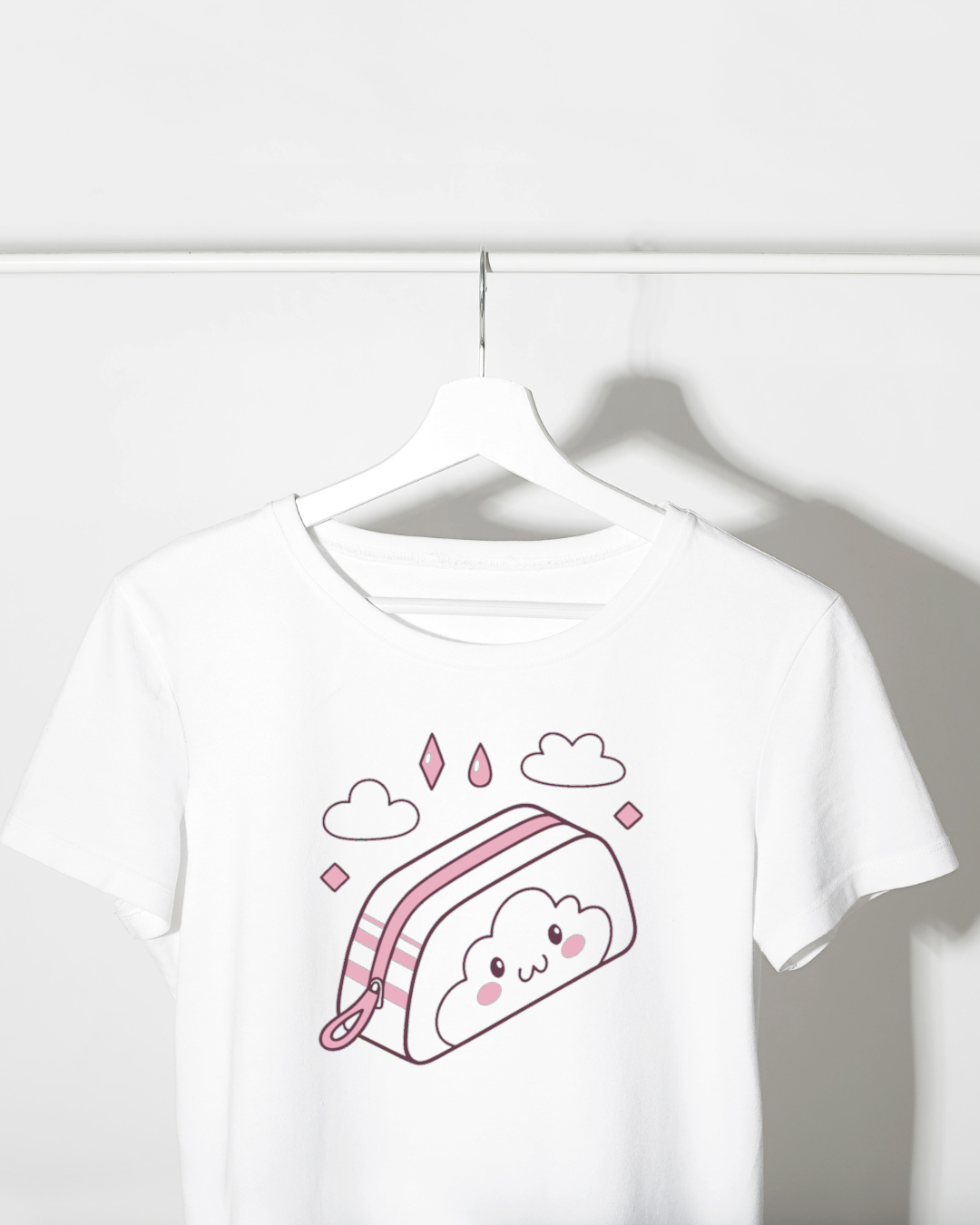 T-shirt enfant blanc orné d'un nuage kawaii souriant pour une touche ludique