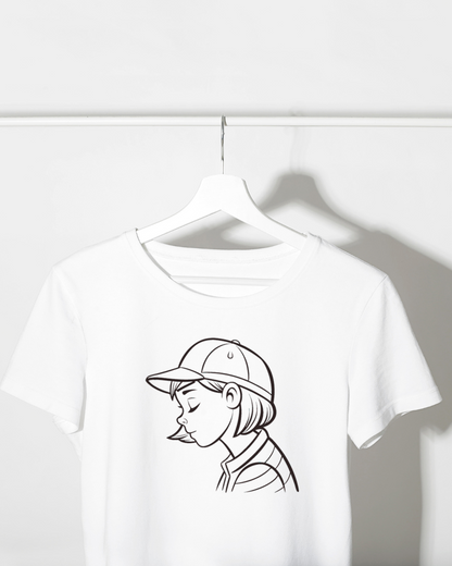 T-shirt illustré d'une fille en casquette, ambiance détente avec sourire serein