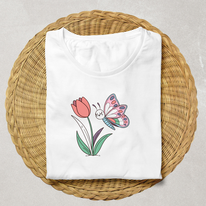 T-shirt avec un motif floral et papillon stylisé pour une touche printanière