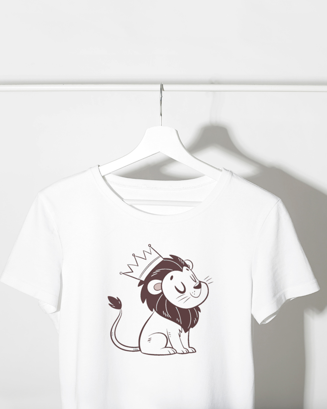 T-shirt avec lion joyeux couronné style doodle attrait jungle vibrant