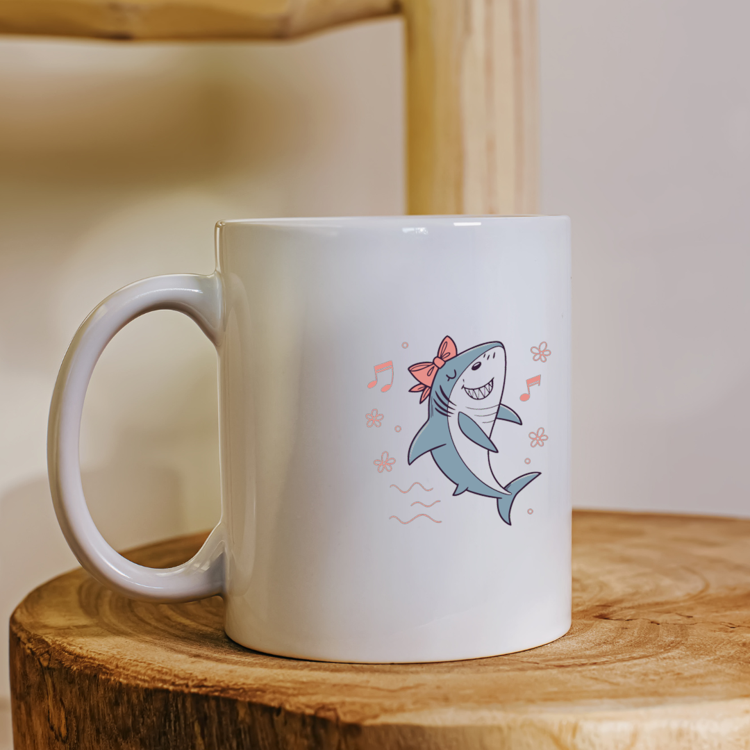 Mug avec requin joyeux dansant, design créatif et ambiance marine dynamisée
