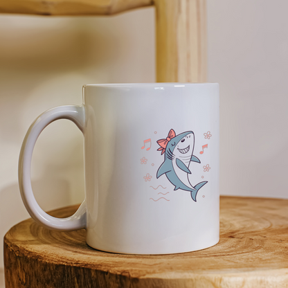 Mug avec requin joyeux dansant, design créatif et ambiance marine dynamisée