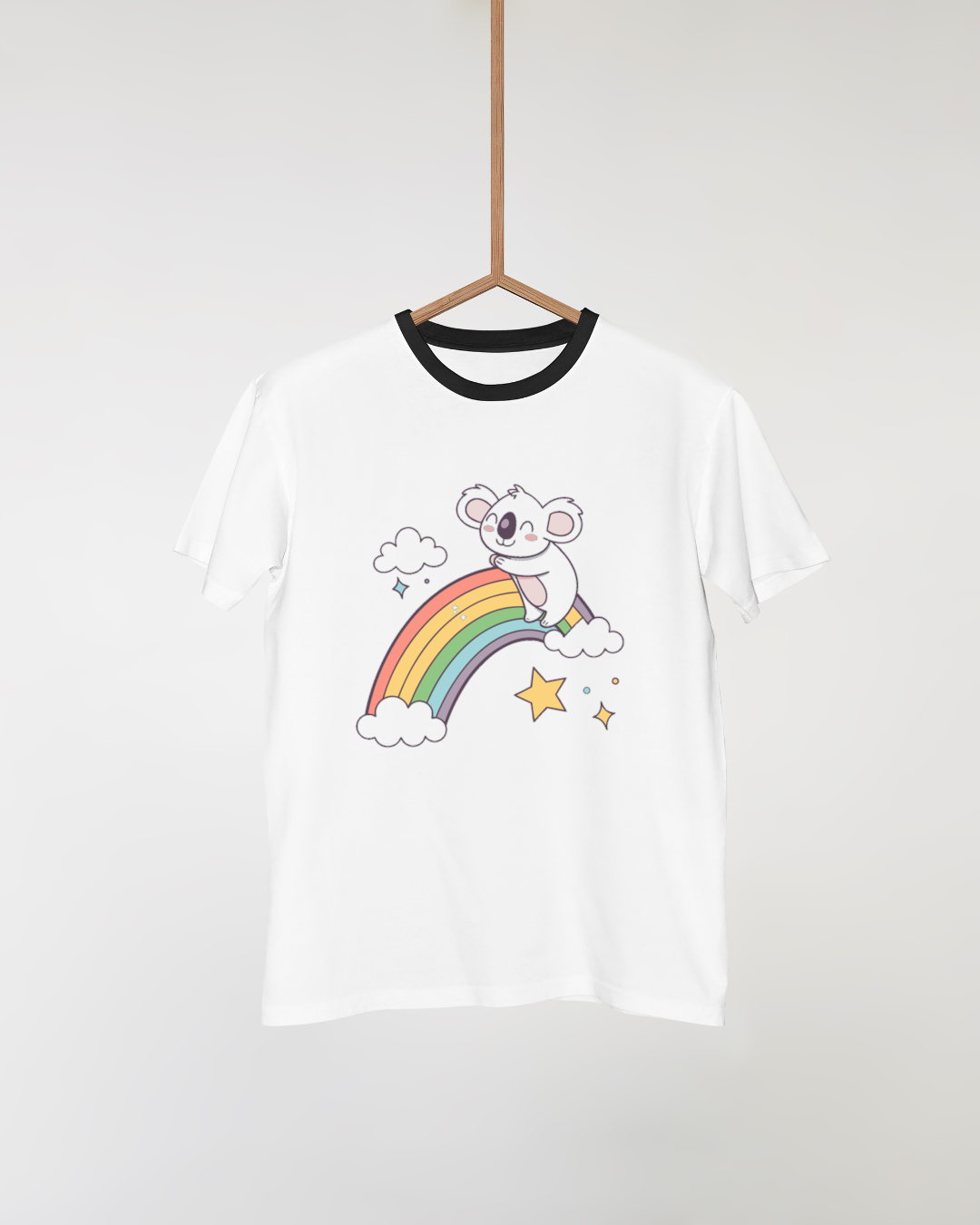 T-shirt enfantin avec koala joyeux sur arc-en-ciel en tons pastel
