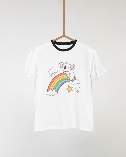 T-shirt enfantin avec koala joyeux sur arc-en-ciel en tons pastel