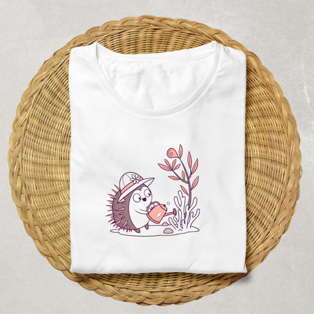 T-shirt avec hérisson pastel décoratif arrosant jardin printanier