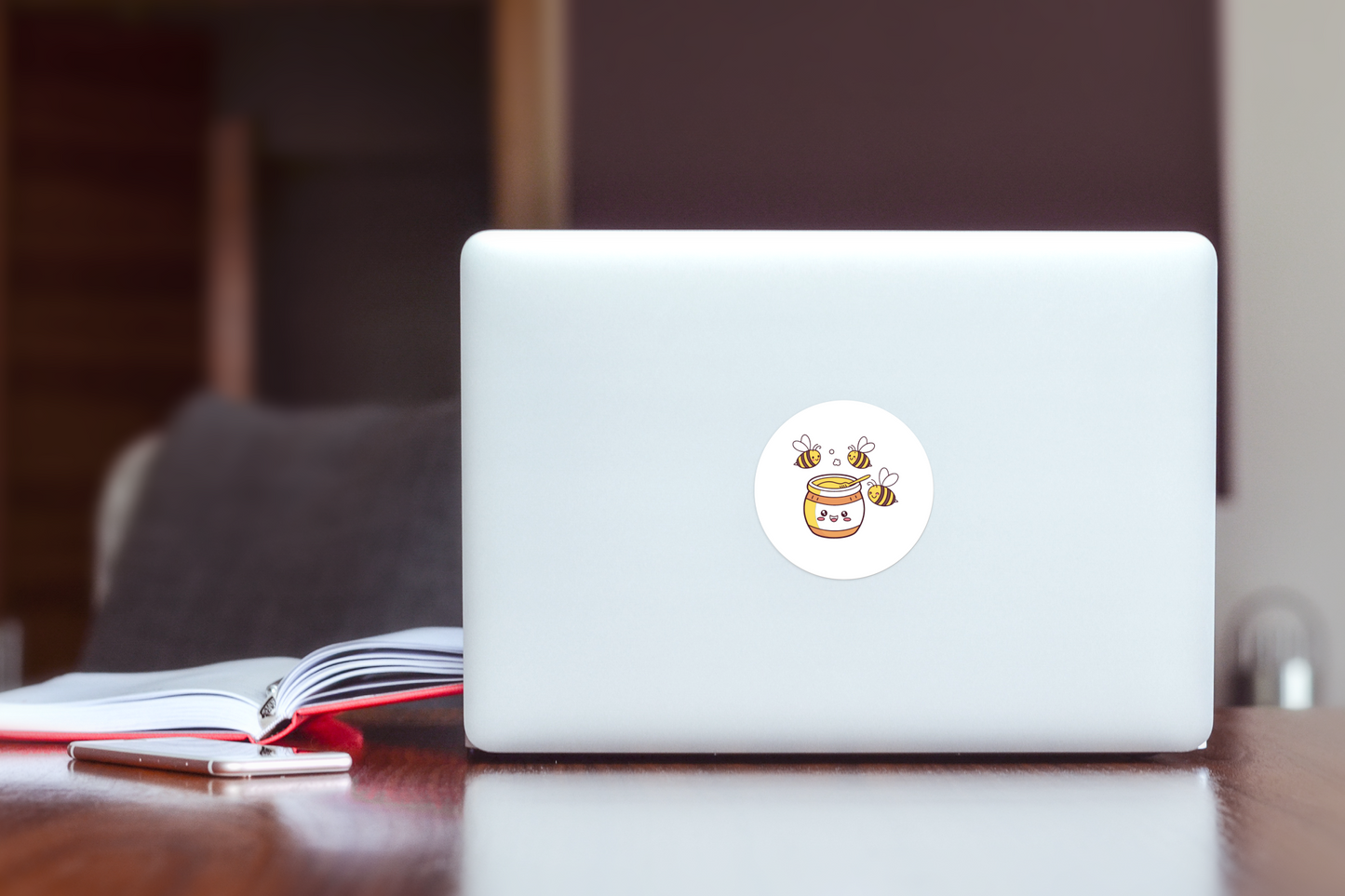 Sticker avec des abeilles joyeuses danse autour d'un pot de miel style kawaii