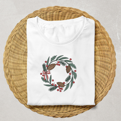 T-shirt avec couronne festive pastel, accents de pommes de pin pour un Noël stylé