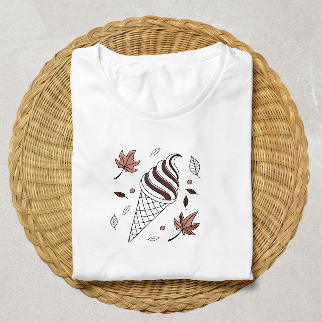 T-shirt avec cornet de glace en style automne sur fond chaleureux