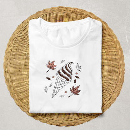 T-shirt avec cornet de glace en style automne sur fond chaleureux