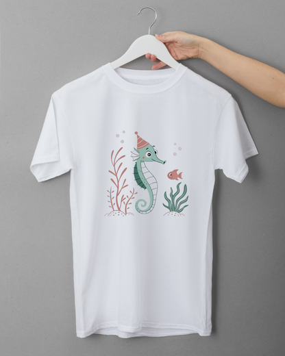 T-shirt décoré d'un hippocampe festif aux tons pastel et ambiance maritime