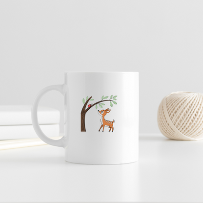 Mug pastel avec faon curieux et coccinelle dans une scène naturelle apaisante