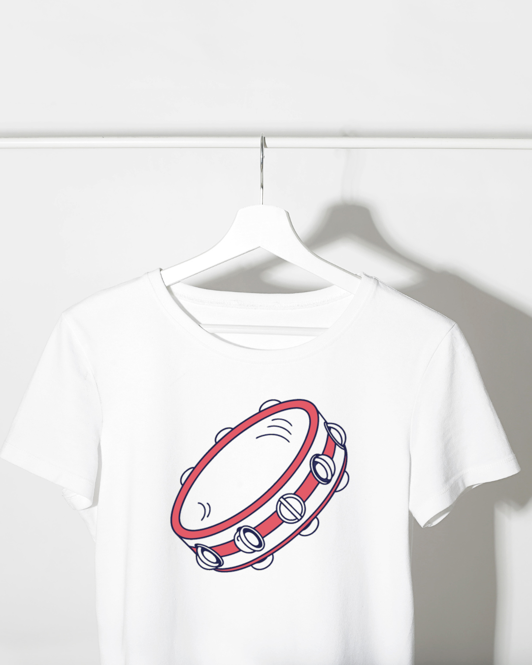 T-shirt orné d'un tambourin minimaliste évoquant un thème musical festif