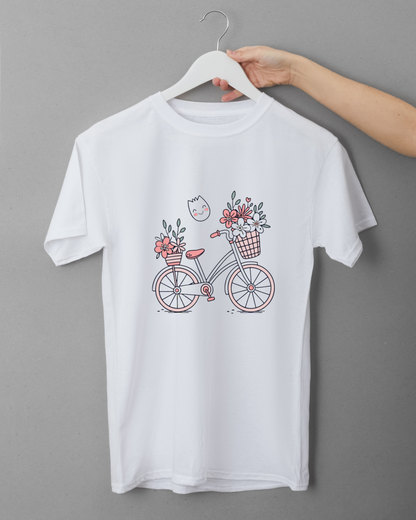 T-shirt avec design vélo fleuri et sourire pastel évoquant une évasion poétique