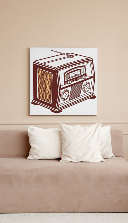 Radio vintage encadrée en déco murale, créant une ambiance rétro unique.