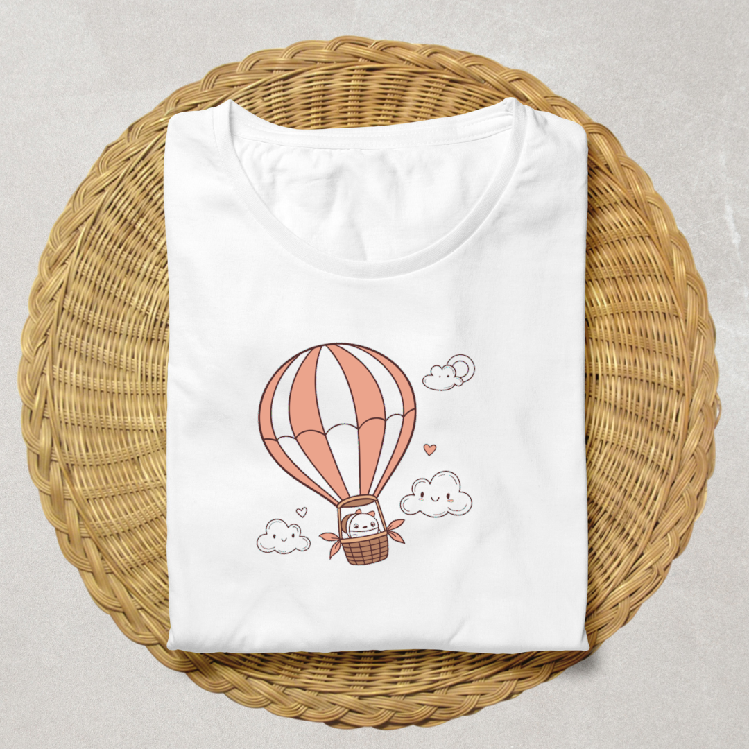 T-shirt aventure céleste pastel avec motif chaton en montgolfière style doux et joyeux
