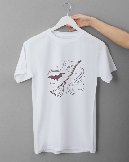 T-shirt avec motif festif représentant une chauve-souris joyeuse tenant un balai