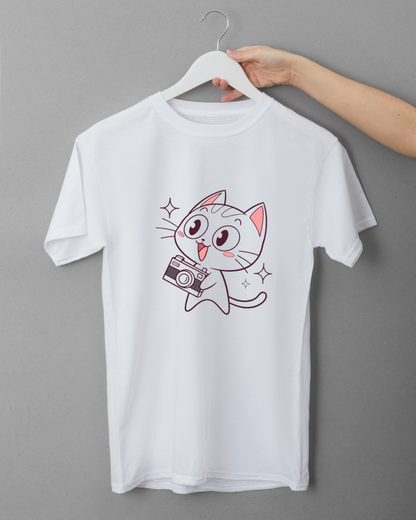 T-shirt kawaii avec un chat photographe souriant style décoratif et amusant