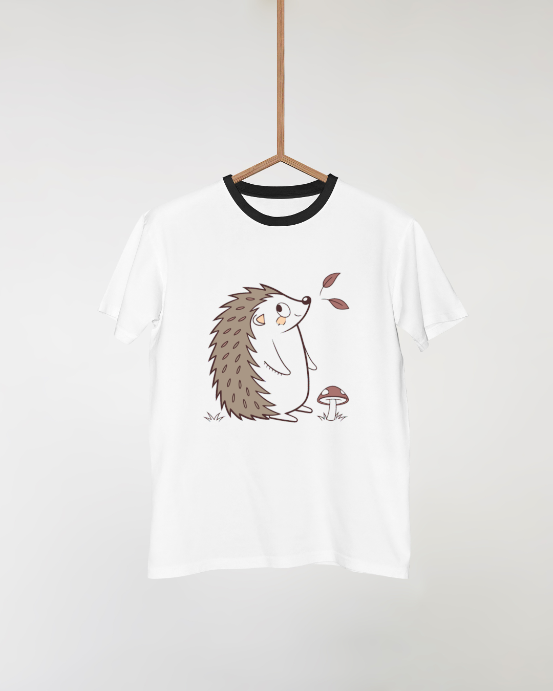 T-shirt avec motif hérisson curieux en style dessiné, ambiance de forêt paisible