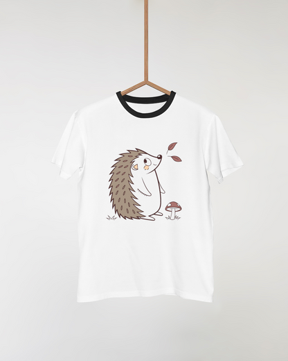 T-shirt avec motif hérisson curieux en style dessiné, ambiance de forêt paisible
