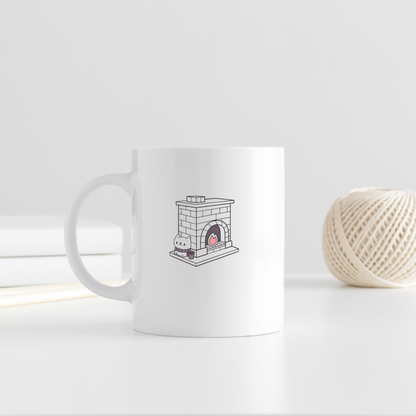Mug pastel décoré d'un chat relaxé près d'un feu, ambiance hivernale chaleureuse