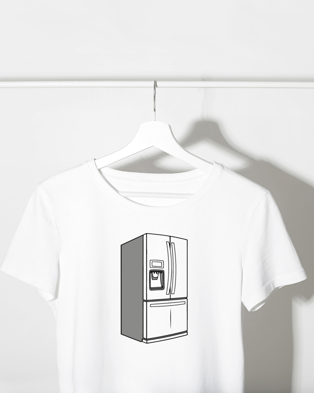 t-shirt moderne avec design minimaliste d'un réfrigérateur élégant en cuisine