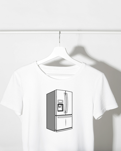 t-shirt moderne avec design minimaliste d'un réfrigérateur élégant en cuisine