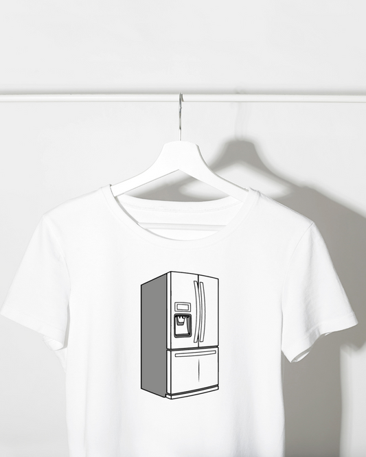 t-shirt moderne avec design minimaliste d'un réfrigérateur élégant en cuisine