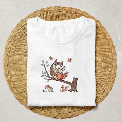 Un t-shirt avec un hibou lecteur stylisé dans un design doodle naturel vibrant