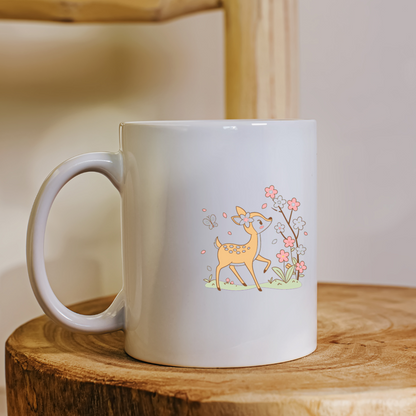 Mug aux tons pastel avec un faon curieux dans un décor printanier fleuri