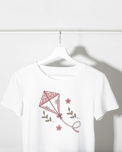 T-shirt pastel avec cerf-volant fleuri, atmosphère de printempsenjolivé